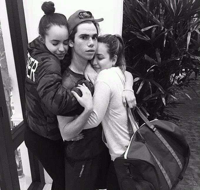 SofiaCarsonCol's tweet photo. Sofia, Cameron y Pau.. 
No puedo con lo linda que es esta foto, es algo todavía imposible de superar, eras un increíble ser humano💙💜 https://t.co/OCGf3EqW22