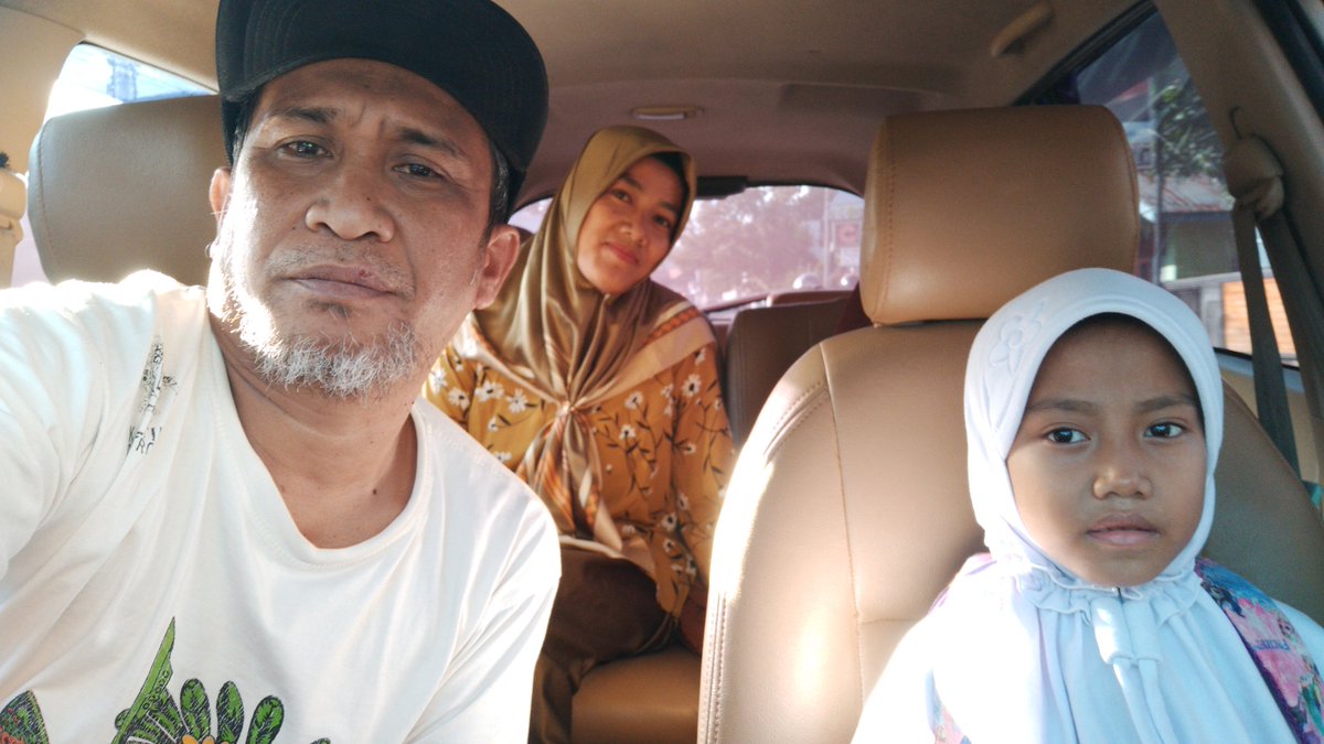 jr_odham's tweet photo. Ikut mengantar sang kakak (Afiqa Ramadhani Sahi ) ke Sekolah SDN 2 BAUBAU Hari Pertama melihat kelasnya..
#AHS2017 https://t.co/j4Se5eOcV2