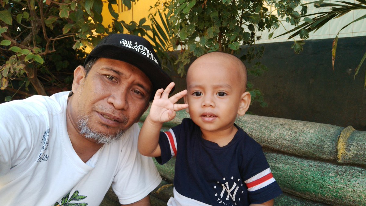 jr_odham's tweet photo. Ikut mengantar sang kakak (Afiqa Ramadhani Sahi ) ke Sekolah SDN 2 BAUBAU Hari Pertama melihat kelasnya..
#AHS2017 https://t.co/j4Se5eOcV2
