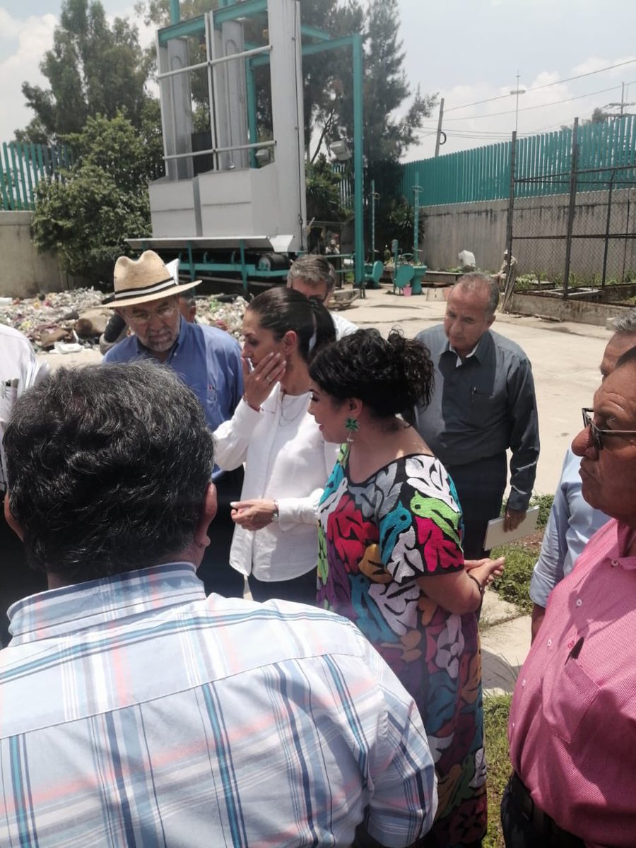 SEGIAGUA's tweet photo. El día de hoy recibimos a la Dra. @Claudiashein jefa del @GobCDMX y a la alcaldesa de @Alc_Iztapalapa @ClaraBrugadaM en un recorrido por la Planta de Bombeo “La Colmena” donde se explicó el funcionamiento de la instalación y las consecuencias de arrojar basura en las vialidades https://t.co/F9oTKm1F6n