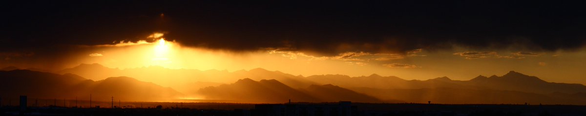 dharmabum1's tweet photo. Sun spilling thru the Flatirons tonight behind #Boulder. Indian Peaks, Longs Peak, and @RockyNPS extend to the north. Taken near @BluffLake from #Stapleton #Denver #cowx @CBSDenver @ChrisCBS4 @LaurenCBS4 @AshtonCBS4 @DaveCBS4 @NWSBoulder @coloradowxwatch @bouldercolorado https://t.co/7FnSafqJNx