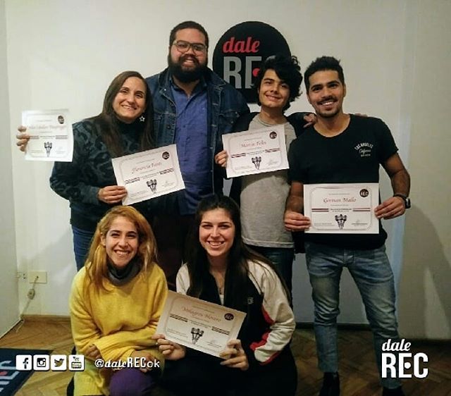 dalerecok's tweet photo. 🎉 Felices por concluir otro taller de "Creación de Personajes a través de la Voz" dictado por la gran @aguscirulnik 🎧
.
.
🎭 ¡Un lugar de exploración del cuerpo y la voz para su uso creativo y saludable! 💪
.
.
#Personajes #Creación #Cuerpo #Voz #Aire … https://t.co/q7IHpVccWD https://t.co/Z5xd9kslCI