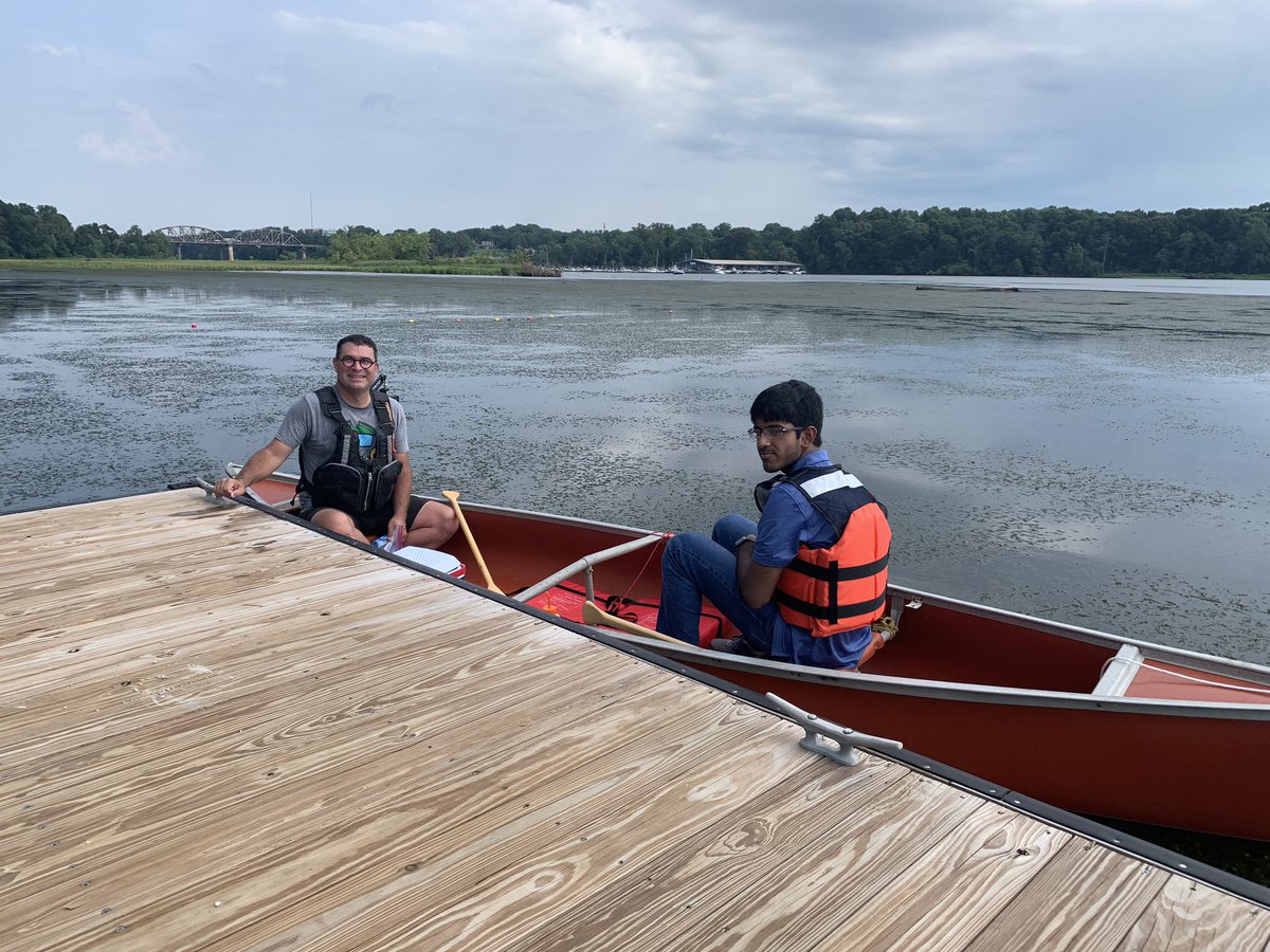 MicrobiaLoop's tweet photo. My @Mason_OSCAR undergraduate and #ASSIP high school summer research students sampling #microplastic #biofilms in the Potomac River this morning @PEREC_GMU @ESPMasonU @GMU_COS https://t.co/oDhfLKHnfB