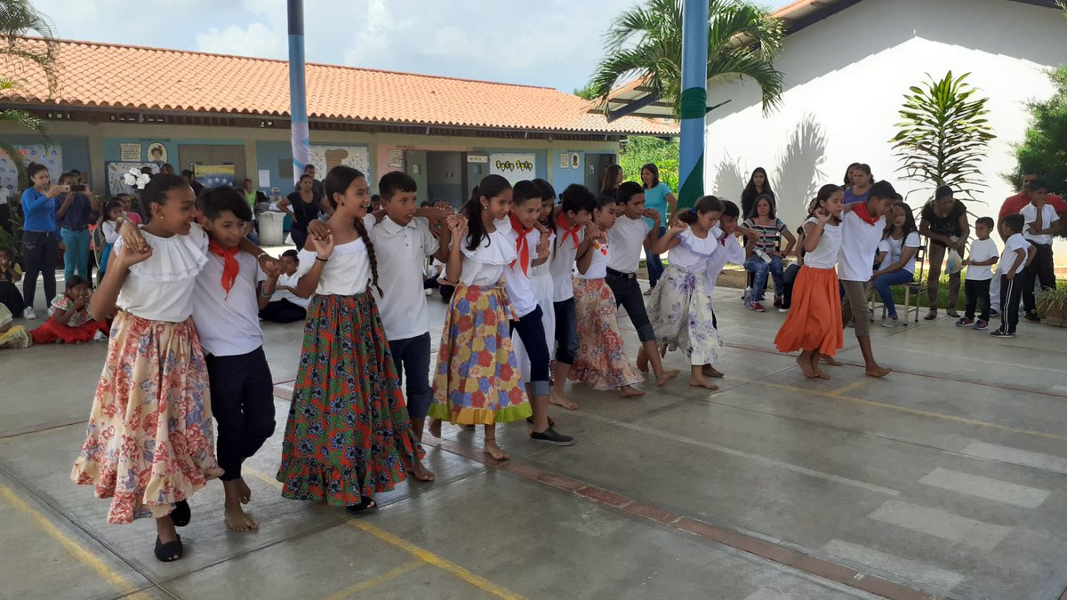 salamppepalavec's tweet photo. #Palavecino, En el Eje #TaylorRodriguez con los C.E.T Simón Rodríguez, Hipolita y Matea, Omaira Sequera y Simón Bolivar #HaceresYSaberes @NicolasMaduro @MPPEDUCACION @aristobulopsuv @Nixonarrieche17 @MirnaT_Vies @Clifp_IvanDaza https://t.co/kR5pLOo5PQ