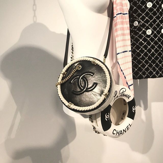 Lula_Japan's tweet photo. Today is #favoritefriday
*****
Longing for sunshine? Me too!!🌞🏖
CHANEL 2019 CRUISE COLLECTION
@chanelofficial
#chanel #シャネル #bag #2019cruise #collection #ehxibition #fashion #lulajapan #lula #lulamagazine #share #beach #summer https://t.co/TkImDu02Ym