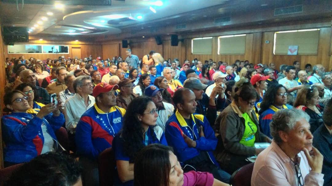 FtuvNoticia's tweet photo. #11Jul #EsNoticia con la participación d mas 400 delegados nacionales, inicio la jornada d clausura y conclusiones del #CongresoConstituyenteUniversitario escuchando las propuestas d  tod@s los trabajadores del sector #Universitario #BacheletMienteYEngaña #Venceremos https://t.co/AQmS8ORWNN