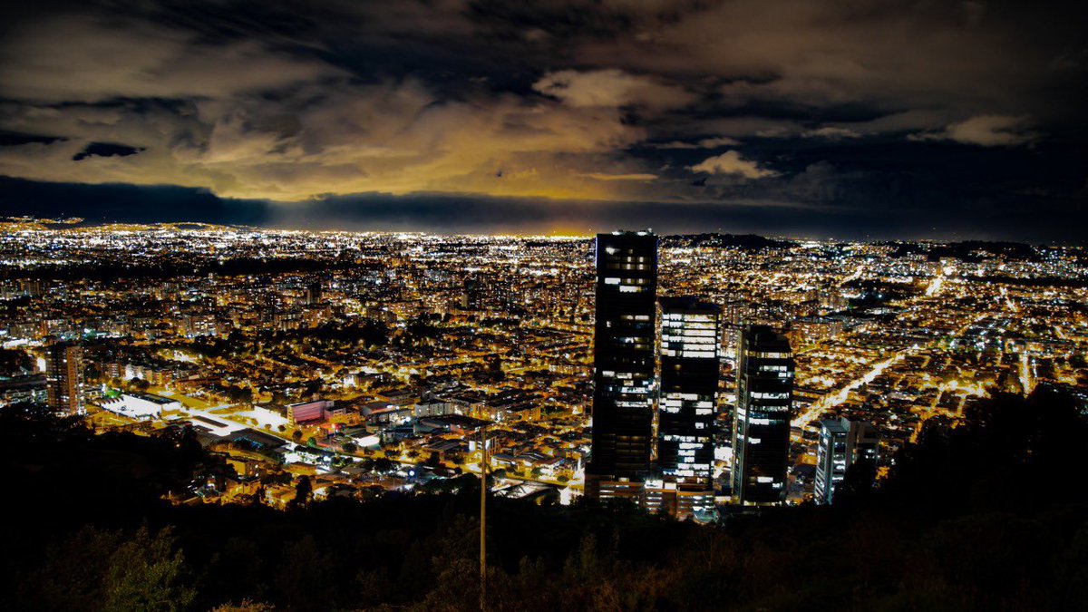 Así se ve <a href="/Bogota/">Alcaldía de Bogotá</a> desde la Mariposa 🦋 (Usaquén) esta noche. #TeAmoBogotá ❤️