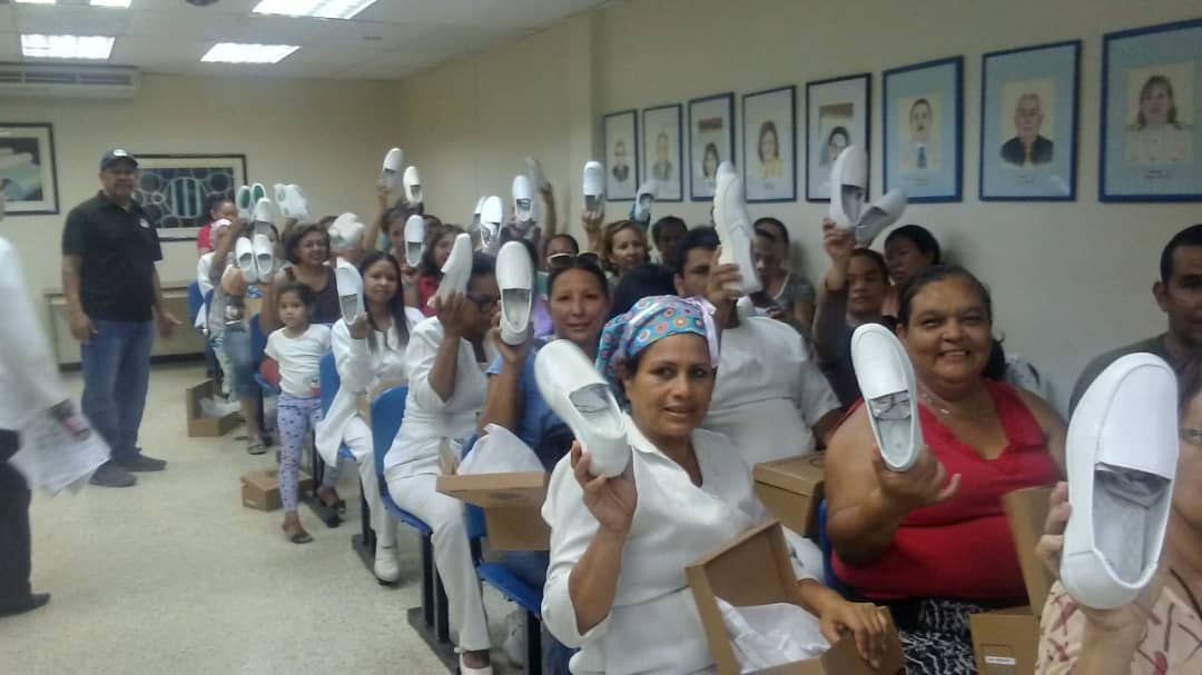 HDRCS2's tweet photo. El personal de Enfermería, recibió Calzados de la mano del Licdo Eulices Rojas Director General de Recursos Humanos siguiendo lineamientos de Nuestra Presidenta Magaly Gutiérrez los cuales se mostraron muy agradecidos. Seguimos Venciendo ✌️ https://t.co/cKKFUc54j4