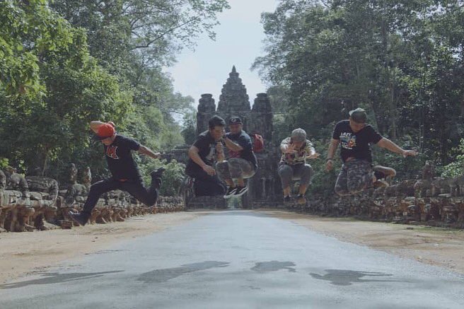 Plaguetweets's tweet photo. dgn kami bekal kan anda dgn gambar lompat epic gaya tiger wong... 😬 hikmat meragut lalang peringkat ke tujuh!
#MASA
#masadocumentary
#poh2decades
#Plaguedocumentary
#vansmy
#wearecurative
#kreat
#nyaringsampaibaring
#pixel182
#visondata_my @ Angkor Archaeological Park https://t.co/4xjDWW5Lf2