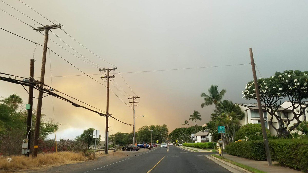 JenaEvans13's tweet photo. #Kehei #hawaii right now. My partner just sent me this. He is there for work and is kind of freaking out. They're making him work even though other residents are being told to evacuate. https://t.co/SulEKgYFPt