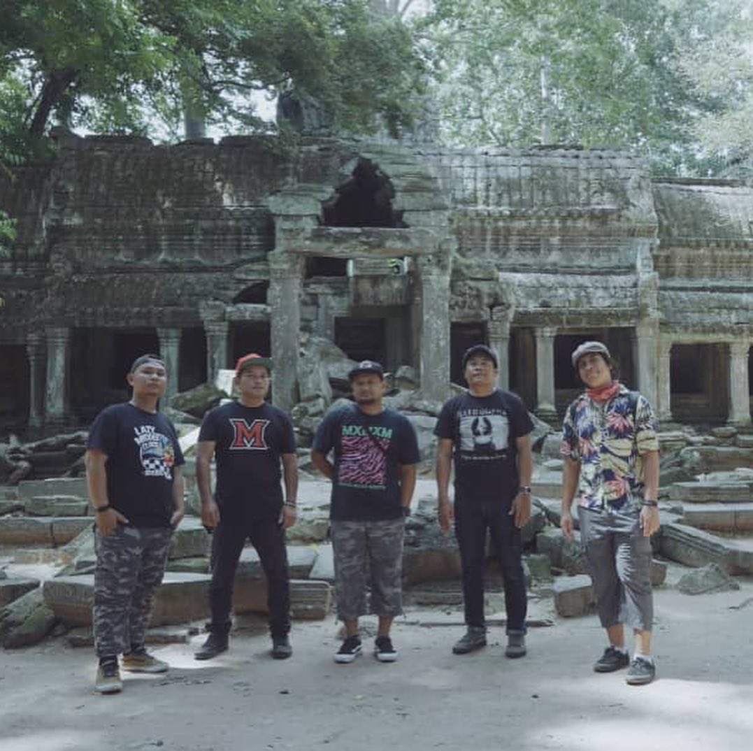 Plaguetweets's tweet photo. dgn ini kami mempersembahkan gambar band separuh (lagi empat kat rumah) ala2 khmer..yg last tu peminat dari negara china
#MASA
#masadocumentary
#poh2decade
#plaguedocumentary
#vansmy
#wearecurative
#kreat
#nyaringsampaibaring
#pixel182
#visondata_my @ Siem Reap Angkor Temple Park https://t.co/NQ9QFf0zdw