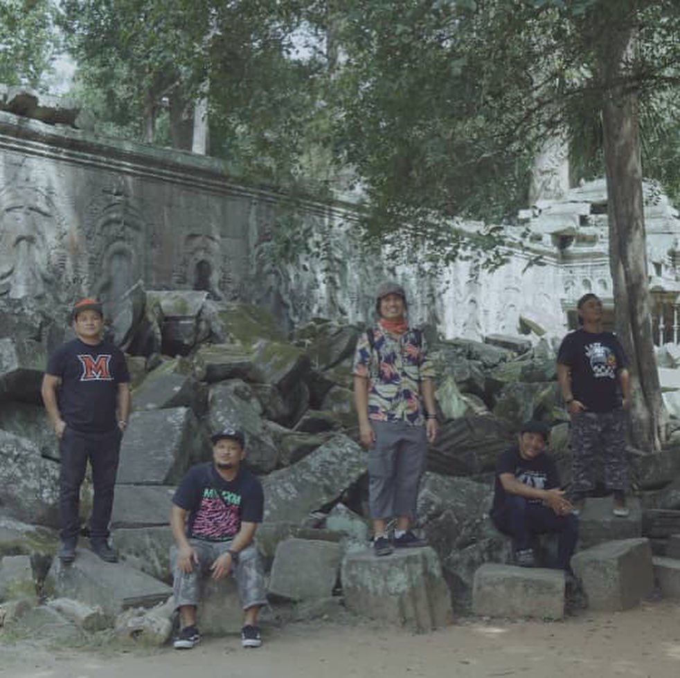 Plaguetweets's tweet photo. dgn ini kami mempersembahkan gambar band separuh (lagi empat kat rumah) ala2 khmer..yg last tu peminat dari negara china
#MASA
#masadocumentary
#poh2decade
#plaguedocumentary
#vansmy
#wearecurative
#kreat
#nyaringsampaibaring
#pixel182
#visondata_my @ Siem Reap Angkor Temple Park https://t.co/NQ9QFf0zdw