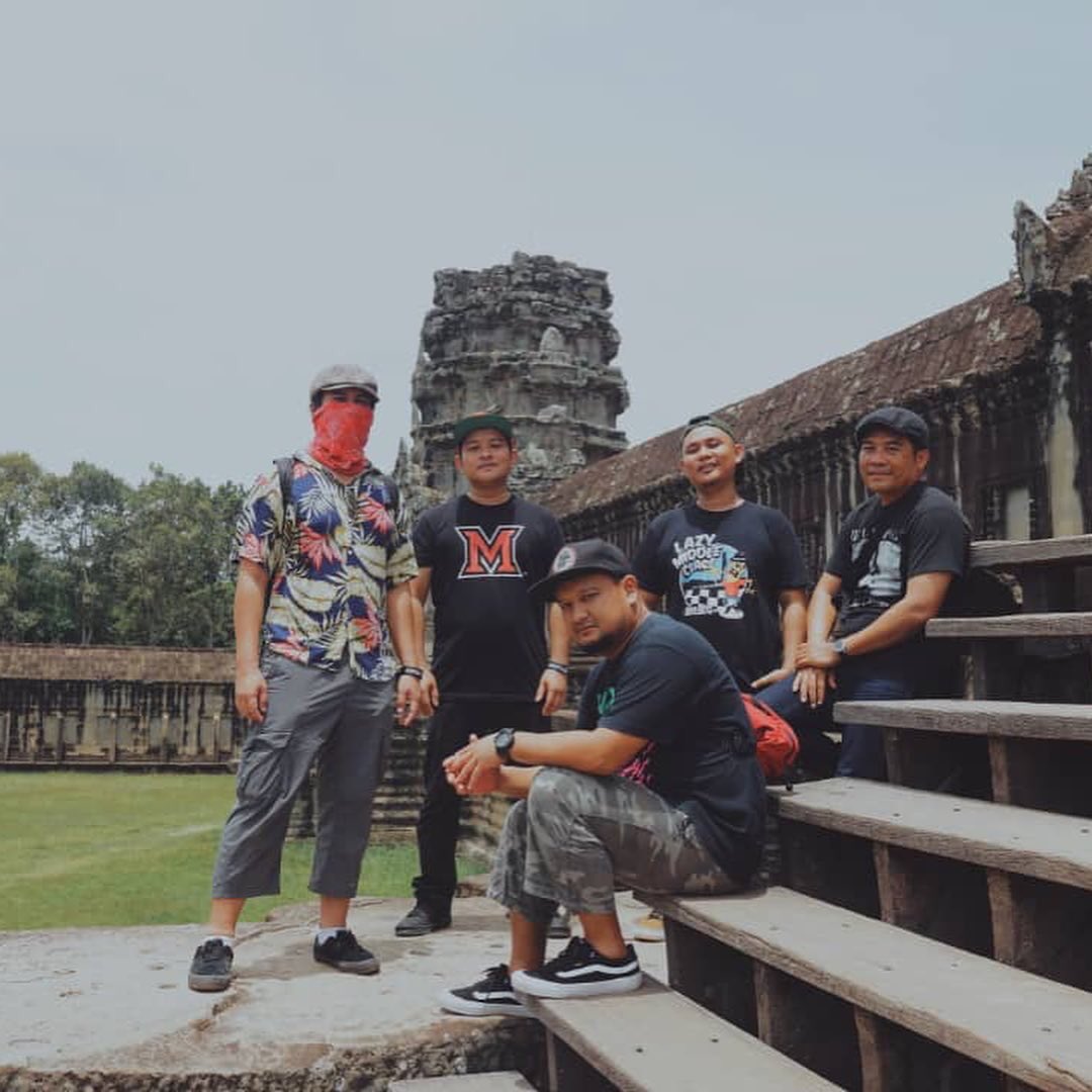 Plaguetweets's tweet photo. dgn ini kami mempersembahkan gambar band separuh (lagi empat kat rumah) ala2 khmer..yg last tu peminat dari negara china
#MASA
#masadocumentary
#poh2decade
#plaguedocumentary
#vansmy
#wearecurative
#kreat
#nyaringsampaibaring
#pixel182
#visondata_my @ Siem Reap Angkor Temple Park https://t.co/1IORoWKlpf
