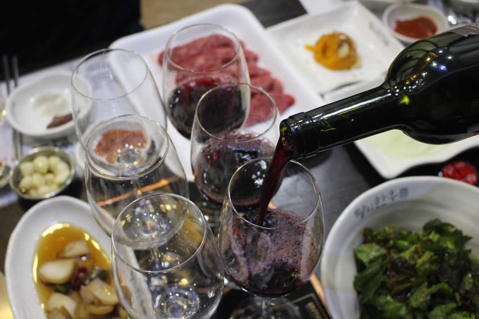 🌻 서울 충무로역 6번 출구쪽에 위치한 한우전문점 '왕의한우' 에서는 한약재를 첨가한 사료로 사육한 봉화한약우를 사용하고 있습니다. 300석 규모로 단체회식이나 모임장소로 좋습니다. #왕의한우 #봉화한약우