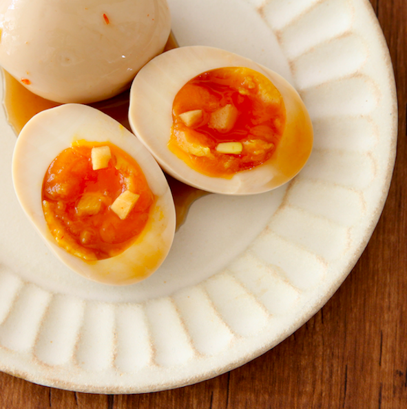 ラク速レシピのゆかり Toroaスイーツ開発 料理家 これがあると 休日の家飲み が天国になります 粗刻みニンニクだれ味玉 ニンニク効いてるので休日にぜひ ゆで卵5 6個 にんにく6かけ 麺つゆ140ml 顆粒鶏ガラ小さじ1 2 水大さじ6 ごま油