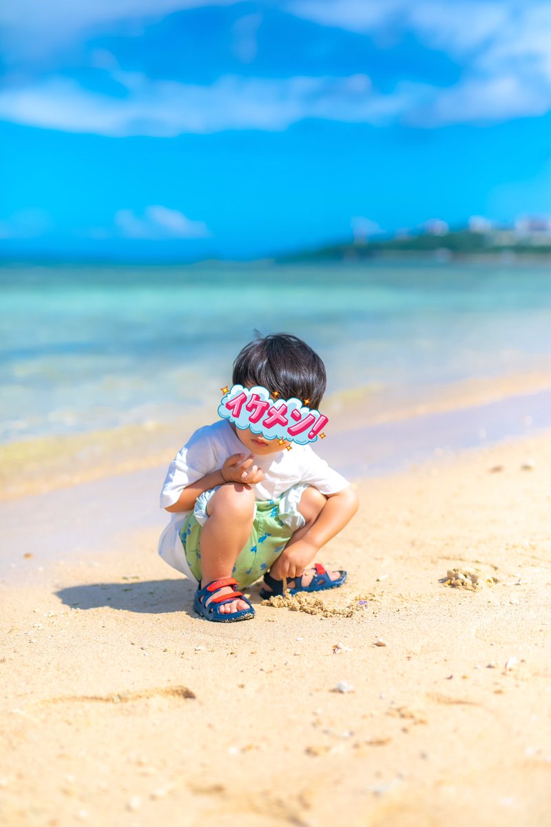 mu0o0's tweet photo. 今年の沖縄の家族写真が出来上がりました🤗
フォトグラファーさんが秘境？！の浜辺に連れて行ってくれたので誰もいない浜で写真撮影♪海の透明度が凄い！
本部町まで行った甲斐がありました。
すごい色だよね、空も海も。
夫婦の写真なんて普段撮らないから照れるけど誰もいないから😝 https://t.co/xHB7O9OD2j