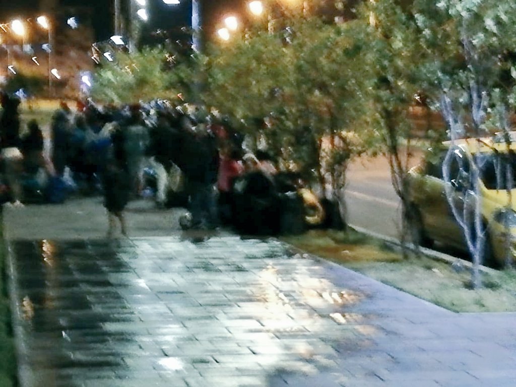 sybelmartinez's tweet photo. No se ha podido encontrar quién pueda ofrecer albergue a estas 38 flias colombianas que hoy pernoctan en un parque cerca a la Plataforma Sur. No tienen comida, agua, ropa, ni mantas y están con niños pequeños. ¿En qué momento perdimos la capacidad de apiadarnos del dolor ajeno? https://t.co/YJWq4sbIZm