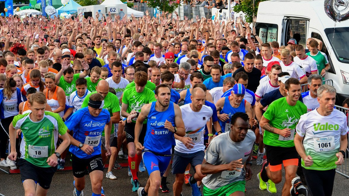Gebangt haben die Läufer den ganzen Tag über...wird sich das Wetter  wohl bessern? Und abends dann die große Überraschung: Nicht nur der  Regen hörte auf, sogar die #Sonne kam noch raus. #BZFirmenlauf #Lauf #Sport
Bildergalerie:  bit.ly/2G9cUYC
 bit.ly/30x6KJn