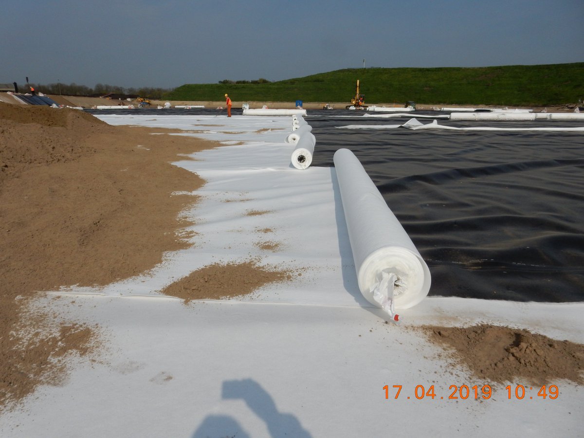 Project T&amp;F #NonWoven + #Woven Wilp > ONDERAFDICHTING, UITBREIDING #STORTPLAATS WILP
Ter voorkoming van #verontreiniging van het #grondwater is er gekozen voor een combinatie-afdichting, dit is een dubbellaags afdichting. Lees meer: t-f.nl/portfolio-item…