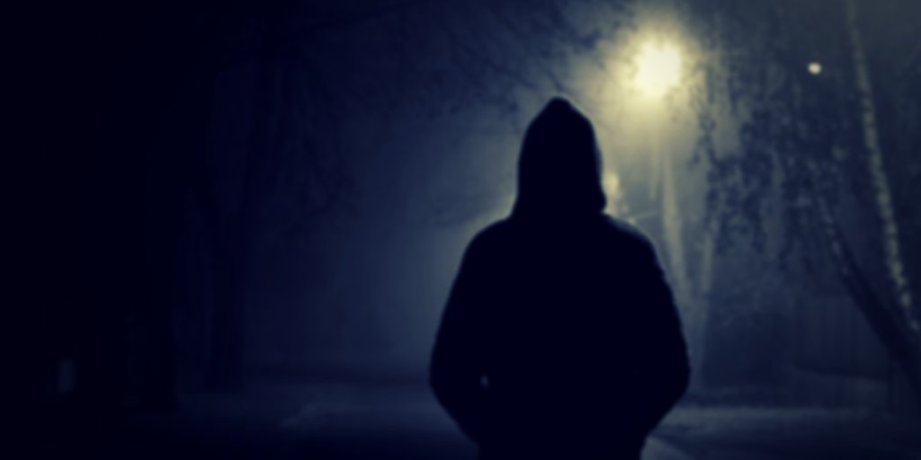 хакер в капюшоне. человек в капюшоне без лица. снится человек в капюшоне. парень в капюшоне без лица. человек в белом капюшоне.