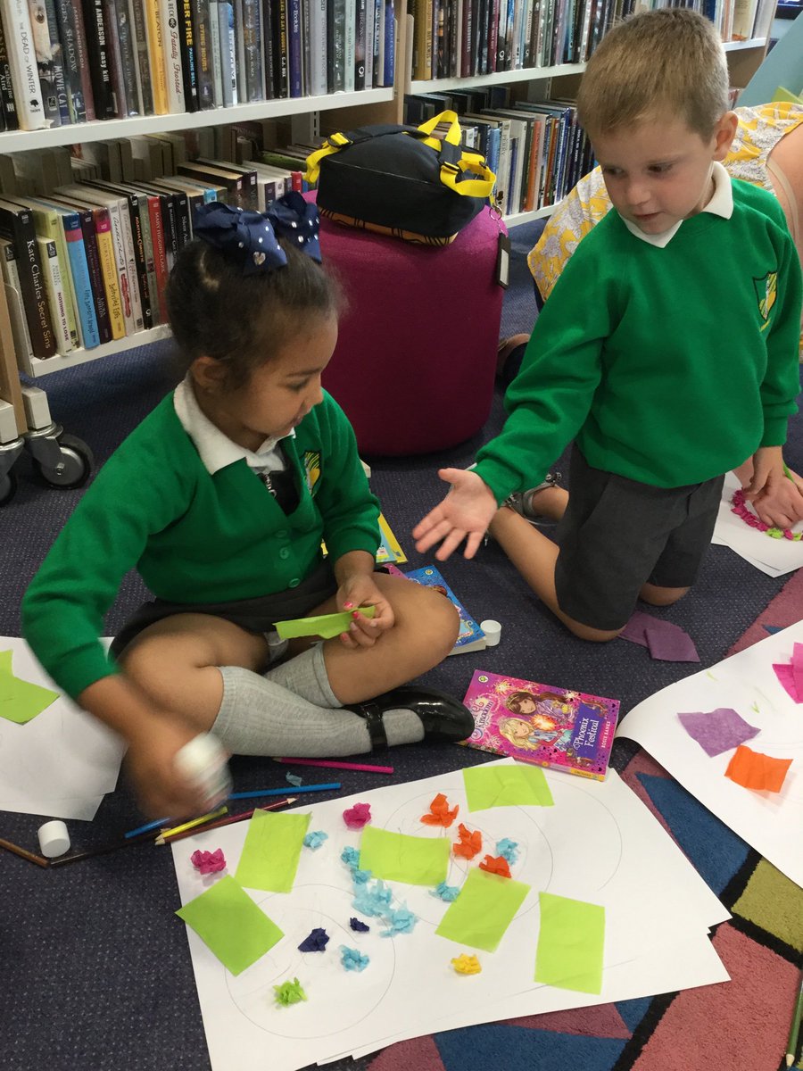 glanhowyprimary's tweet image. We had an Fabulous time at Tredegar Town Library and @BedwelltyHouse for our Nursery Topic Trip 📚🍉🍓🥪🍫🍩📚 #MeOnTheMap #OurLocalArea #NewCurriculumForWales #Nursery