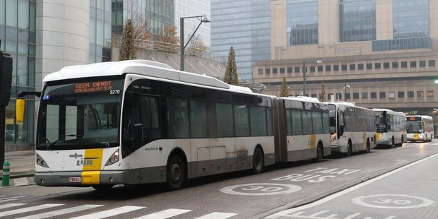 lalibrebe's tweet photo. "No pasarán au racisme et donc aussi à celui au sein de De Lijn !" https://t.co/Yz2irRDGde https://t.co/Dkquo5aUhm