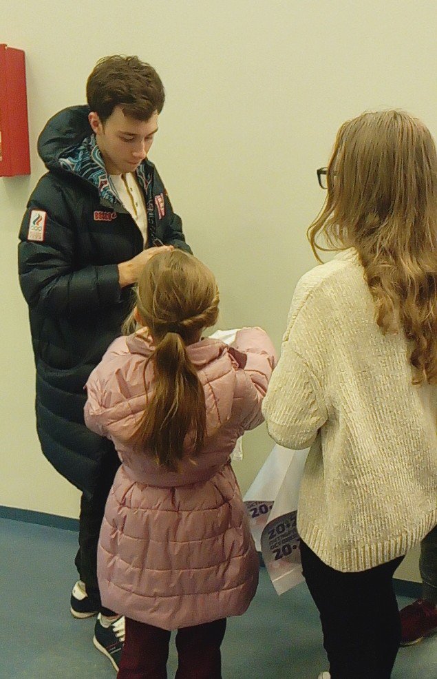kat0nice's tweet photo. Dima with his young fans at #COR2017 He was surrounded 😊 https://t.co/3jjaLMITY4