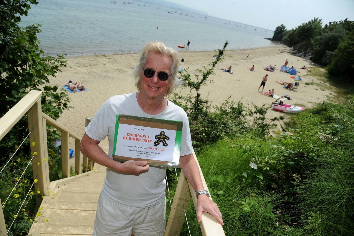 Dorset Echo: Volunteers bid to make beauty spot UK's first litter-free beach buff.ly/2LQv3hg