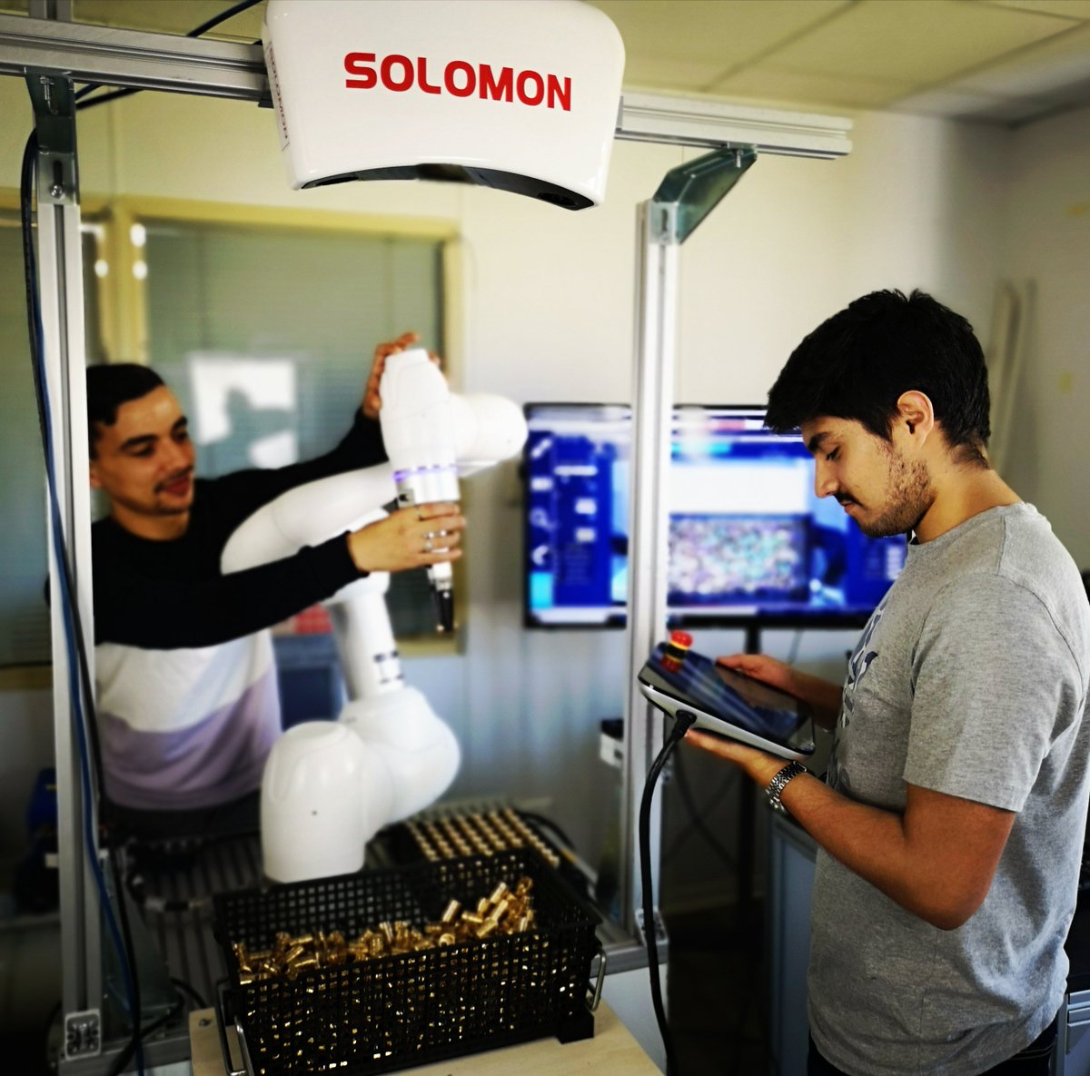 humarobotics's tweet image. [OFF] L&apos;équipe Technique HumaRobotics France se perfectionne sur une solution robotique Doosan Robotics avec la vision 3D Solomon AI and 3D Vision !
#industriedufutur #doosanrobotics #vision3D