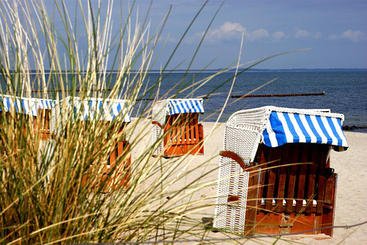DeutschCentre's tweet photo. The holiday season is upon us! 🏝
Find out how you'd go on holiday German style 👇 https://t.co/yL1IqdMVyt
#holiday #DCMtopic #Germany @en_germany @GermanyTourism @foreigneringer @liveworkgermany https://t.co/MPX5A9NTJw