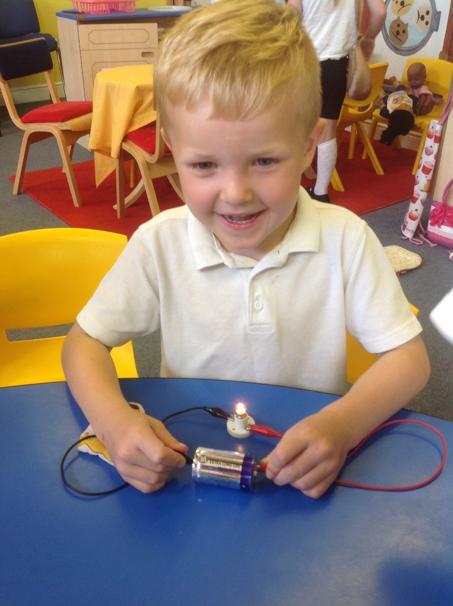 foundationClas1's tweet photo. Foundation Stage have enjoyed trying to make bulbs light up, @Acreheads7ST https://t.co/nV2KjJtf6y