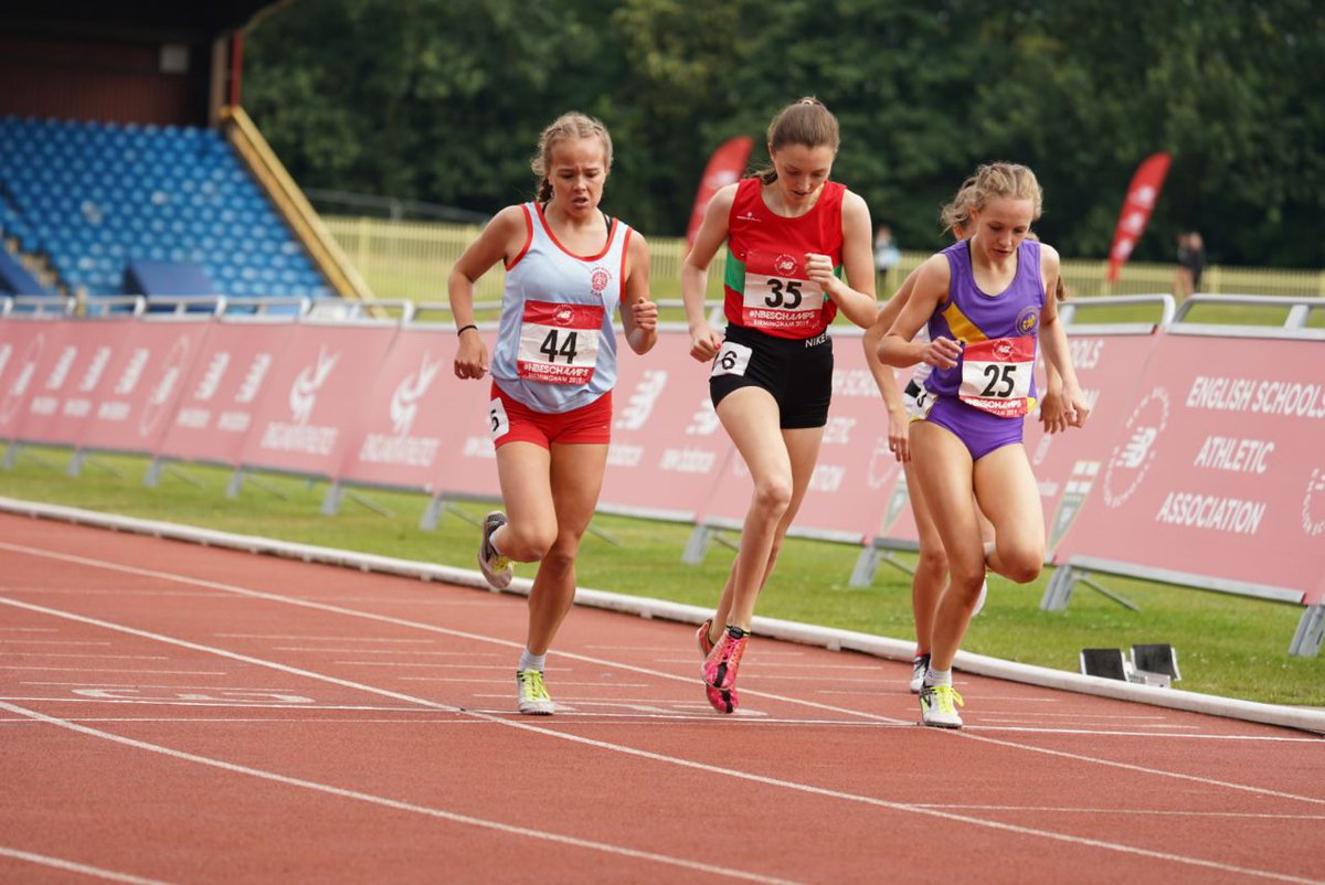 VincoSport's tweet photo. The trio of Lucy Scothern, Imogen Blackwell and Holly Henderson battle it out fiercely in the first Junior Girls 800m heat.

However all three go through to the next round with 2.17.34 the winning time #ESAA2019

📸 @lissgphotos 

📺https://t.co/K0kYPXBsTi https://t.co/rkJ27vucy4