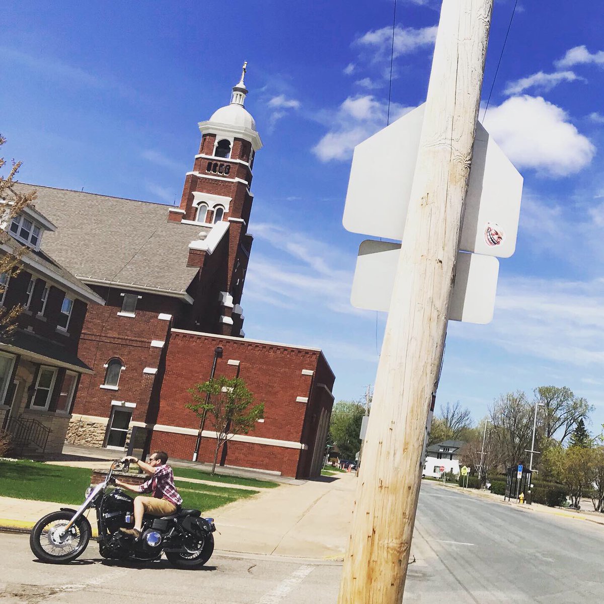 theychanged_us's tweet photo. 🇺🇸 #warforourminds 🚐 #roadtrip #wisconsin #streetart #adinfluence #kremlins #uwsp #midwest https://t.co/2l3vh6E2Ry