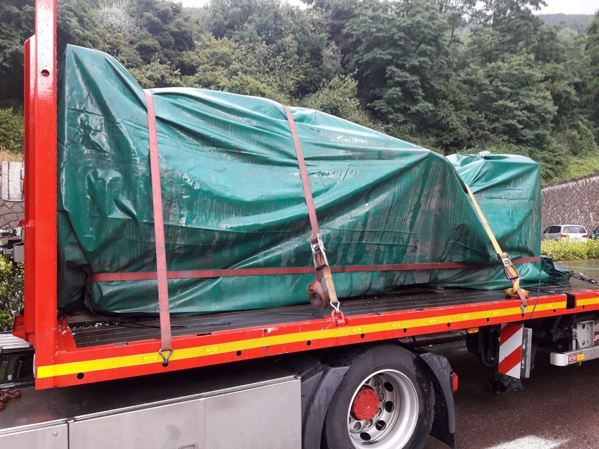 VerilyK's tweet photo. Gisteren is deze vrachtwagen vertrokken uit een houtsnijwerkplaats in Noord-Italië, met bestemming #Lowlands. Zijn lading? Een fantastisch beeld van #fernandoSanchezCastillo. Prachtig en spraakmakend, keep you posted! #RaboKunstcollectie @Rapid_Razor_Bob #TegenboschVanVreden https://t.co/ESCeSGsWnp