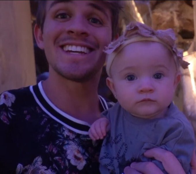 FamLabrant's tweet image. posie is so cute in this pic🥰🥰 @posierayne @ImEverleighRose @MommyToEv @Thesupercole @SavannahSoutas