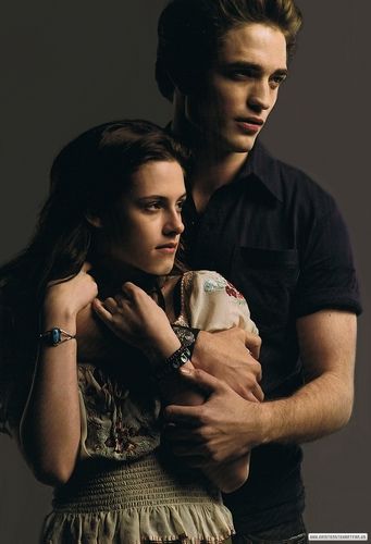 21 de noviembreSe estrena en cines Twilight recaudando más de 7 millones esa noche y en su primer día recaudación fue de 35,9 millones. La película estuvo en cartelera hasta abril del siguiente año.