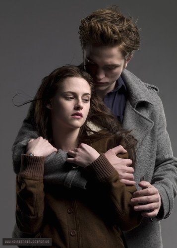 21 de noviembreSe estrena en cines Twilight recaudando más de 7 millones esa noche y en su primer día recaudación fue de 35,9 millones. La película estuvo en cartelera hasta abril del siguiente año.