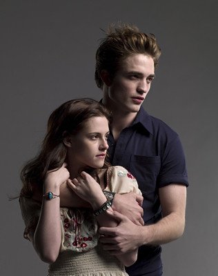 21 de noviembreSe estrena en cines Twilight recaudando más de 7 millones esa noche y en su primer día recaudación fue de 35,9 millones. La película estuvo en cartelera hasta abril del siguiente año.