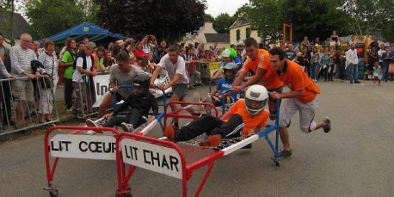 aurelie_flahaut's tweet photo. Le #festival de l’#Insolite ce dimanche à #Mahalon
Lancer de #crêpes #beret #tongs #œufs
Tentative également pour établir le record du monde du plus grand nombre de personnes dansant «  La danse du tapis »
  https://t.co/UQh9qV1h0g https://t.co/zZnzBWj76Z