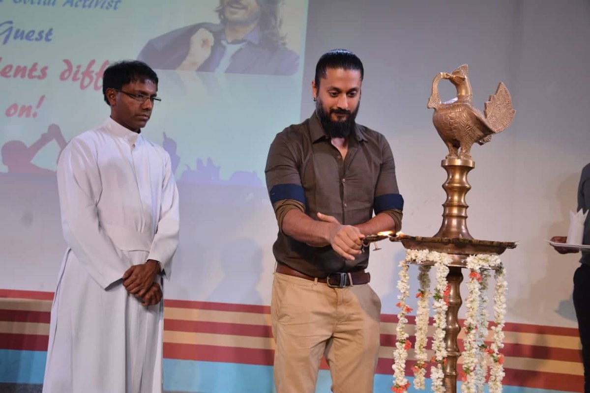 ChetanAhimsa's tweet photo. ಬುಧವಾರ, ನಾನು ಕ್ರೈಸ್ಟ್ ಕಾಲೇಜಿನ ವಿದ್ಯಾರ್ಥಿಗಳೊಂದಿಗೆ ಸಾಮಾಜಿಕ ಸೇವೆಯ ಮಹತ್ವ ಮತ್ತು ಸ್ವಯಂ ಪ್ರಶ್ನಿಸುವಿಕೆಯ ಕುರಿತು ಮಾತನಾಡಿದೆ.
On Wednesday, I addressed #ChristCollege students on the importance of #socialservice and #selfquestioning.
Here are some pics.
ಅಹಿಂಸಾ/ Ahimsa. https://t.co/FNgoC5LXp2