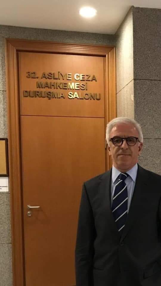 “6 yaşındaki çocukla evlenilebilir” diyen ruh hastası bir yobaza tepki gösteren gazeteci Zafer Arapkirli dün mahkemedeydi. Bu hastalıklı zihinden çıkan karanlığın yargılanması gerekirken, buna karşı çıkanlar yargılanıyor! Vah ki vah.
<a href="/ZaferArapkirli/">Zafer Arapkirli</a>