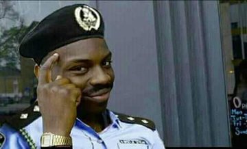 Bigzeal100's tweet image. I finally realise that people are prisoners of their own phone... That&apos;s why it&apos;s called a &quot;CELL&quot; PHONE.