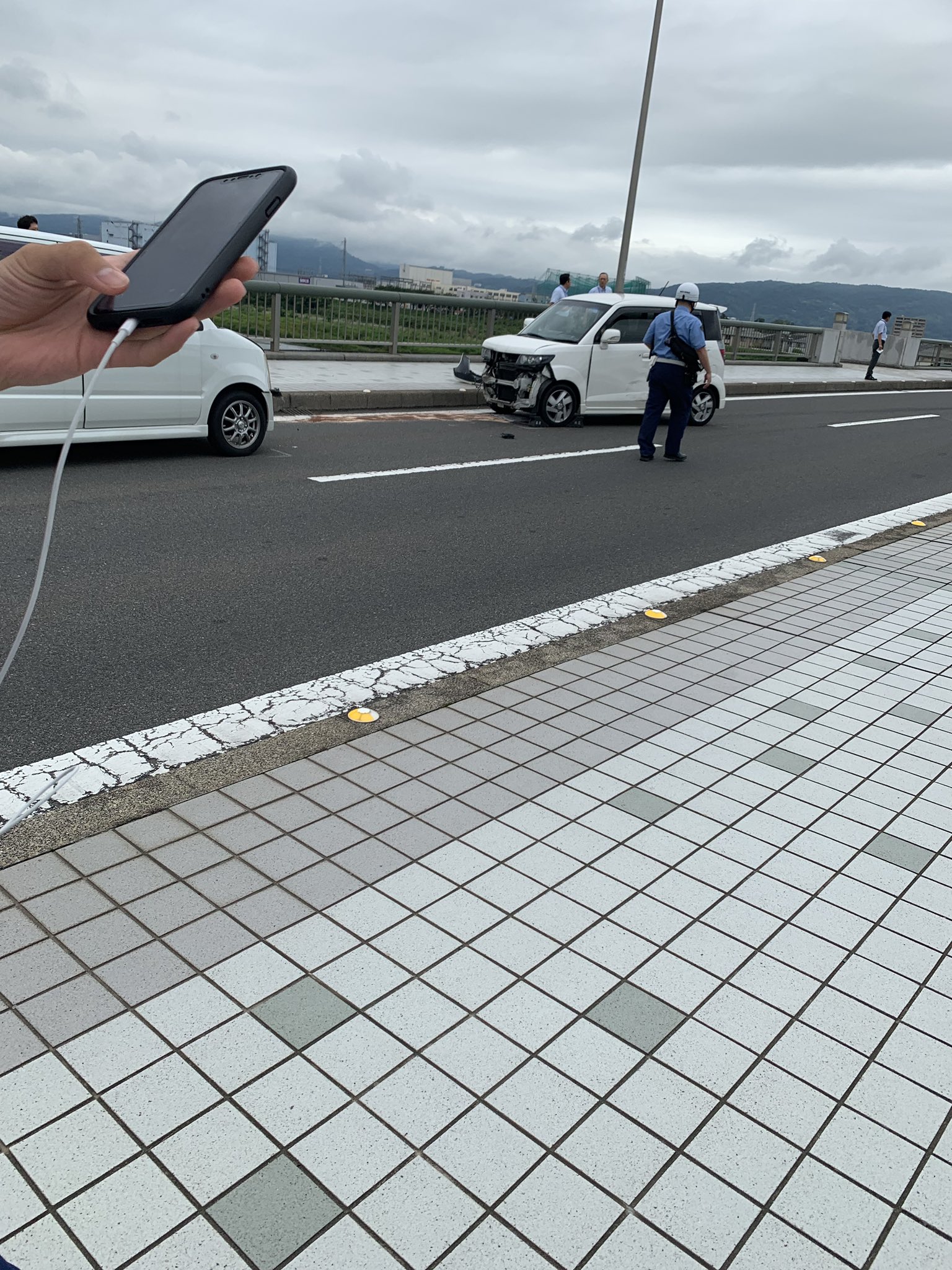 小田原大橋で軽自動車が衝突する事故の現場画像