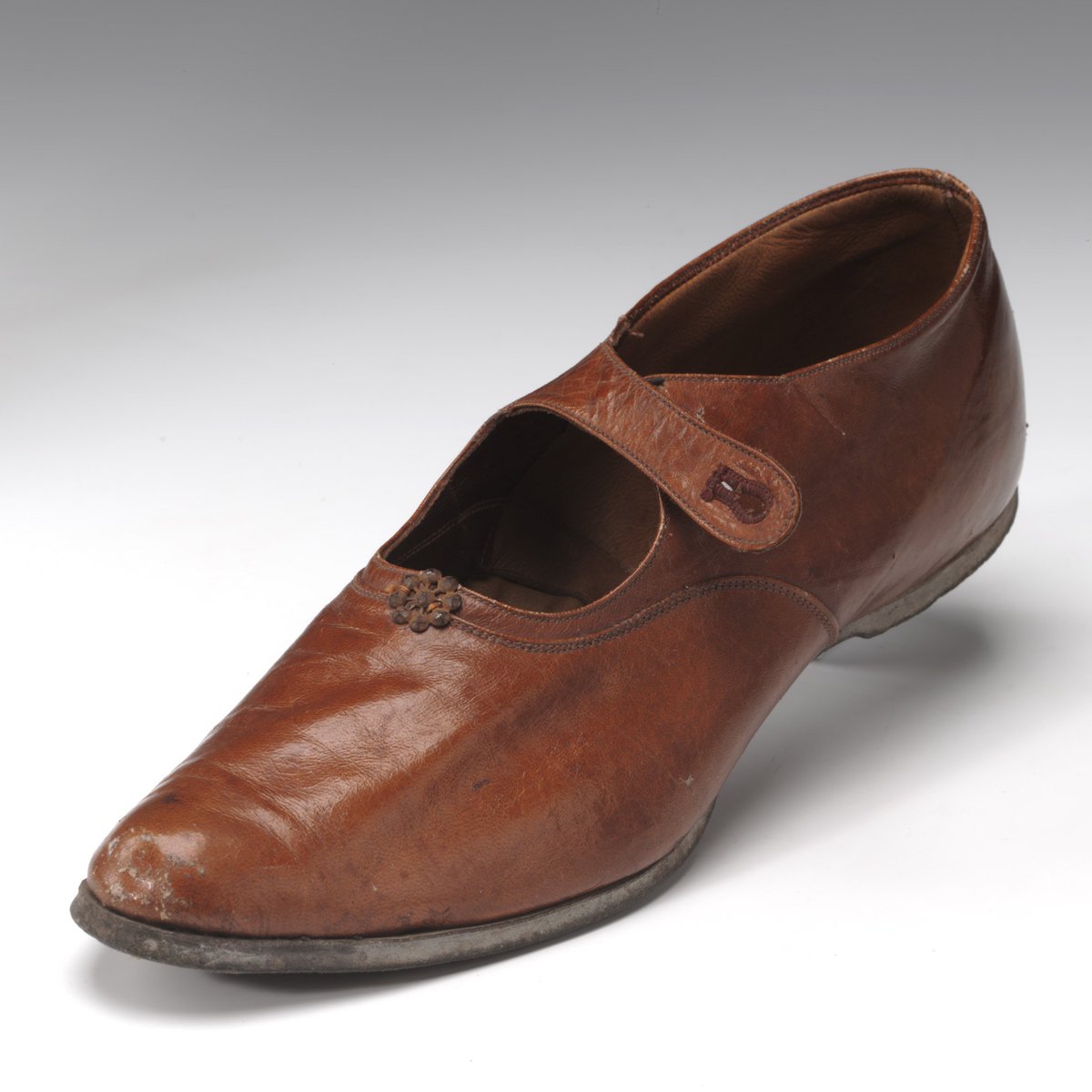We’ve been watching #Wimbledon and our eyes are on the players feet and what they are wearing on them.  Our #Shoeofthemonth blog for July is this women’s #tennis shoe from 1900-20. Read more from our #volunteer Carly at: northamptonmuseums.wordpress.com