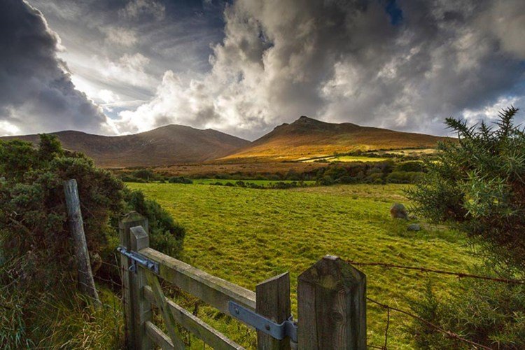 The Mournes are the highest mountains in N  #Ireland! Made up of 12 mountains & 15 peaks! People say they are the inspiration behind Belfast born C S Lewis' Narnia! : Stair na hÉireann.