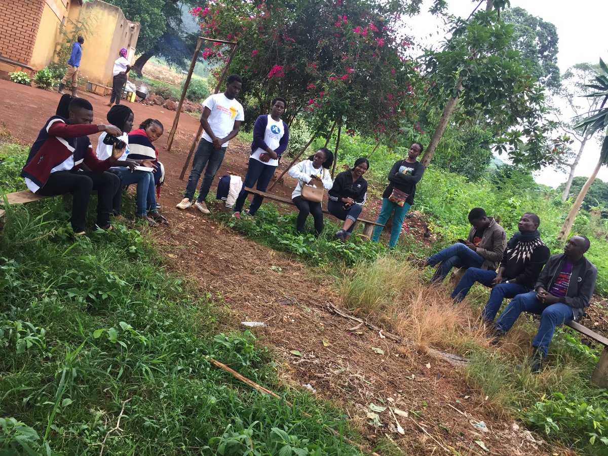 SmartYouthNet's tweet photo. Sharing with the youth leader about the work of @InitiativeSmart  skilling is the way  to development #MandelaDayInMasindi #Mandela101 #YaliServes @SAFEPLANUGANDA @NatureBlitz @usmissionuganda @artplanet @YALIRLCEA @usmissionuganda @UNDPUganda @SDGsCampaign @Lubwamahakim11 https://t.co/6jne9OXSgU