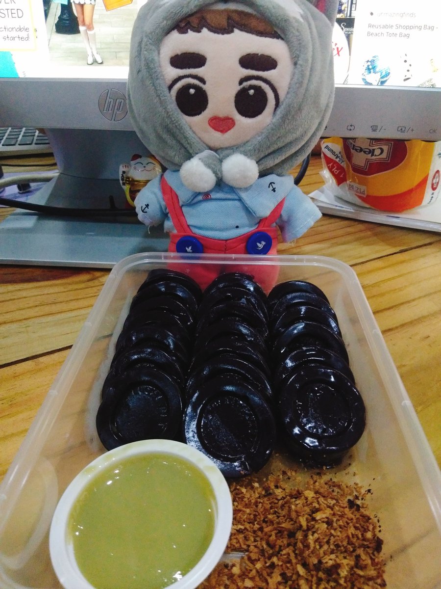 dyotarotwt's tweet photo. Good afternoon! ☀ Today my mom and I tried the famous ube kutsinta from Rizal and it's so DELICIOUS! There's that subtle ube flavor in the kutsinta and the pandan dip &amp; coconut flakes that come with are a winner combo. #bbolamb https://t.co/7BcrqwUBdy