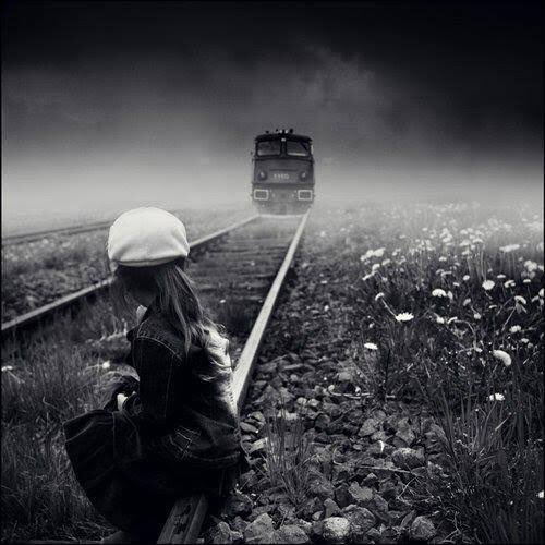 ،؛،
ليتنا لا نلتقي بِمَن غادرونا بإرادتهم..
تَعِبنا نتوعدهم بالنسيان .. والذاكرة مثقوبة تتسرّب منها كلّ الأشياء ..
إلاّ هم !💔
،؛،
#حروف