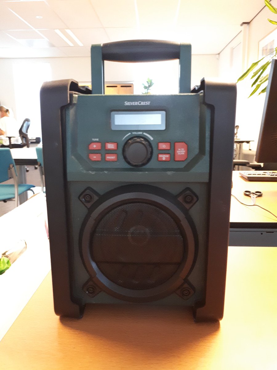 WA_DoornMaarn's tweet photo. Vannacht in #Doorn een persoon aangehouden die wat goederen bij zich had die mogelijk van diefstal afkomstig zijn: Garmin navigatiesysteem, groot computerscherm en onderstaande radio. Wij zijn op zoek naar de eigenaar! Graag via 0900-8844 https://t.co/OoQ5vAIYnn