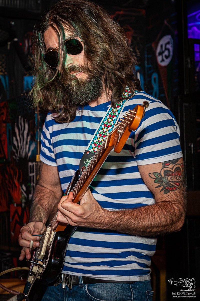 wrecklessmouse's tweet photo. Bolo vespertino de @Albertgines y sus Oceánicos, en el 2º Surf Tiki Fest 2019. Sólo faltaban las olas.
#AlbertGines
#SurfMusic
#elratonintrepido 🐭
#therecklessmouse 🐁🧀 https://t.co/V3qGmZJhor